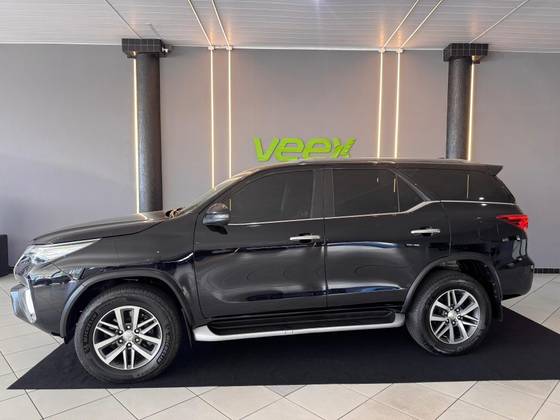 TOYOTA HILUX SW4 2.8 SRX 4X4 16V TURBO INTERCOOLER DIESEL 4P AUTOMÁTICO